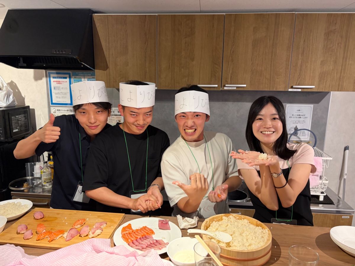 こよりびの鉢巻をつけて寿司を握る参加者