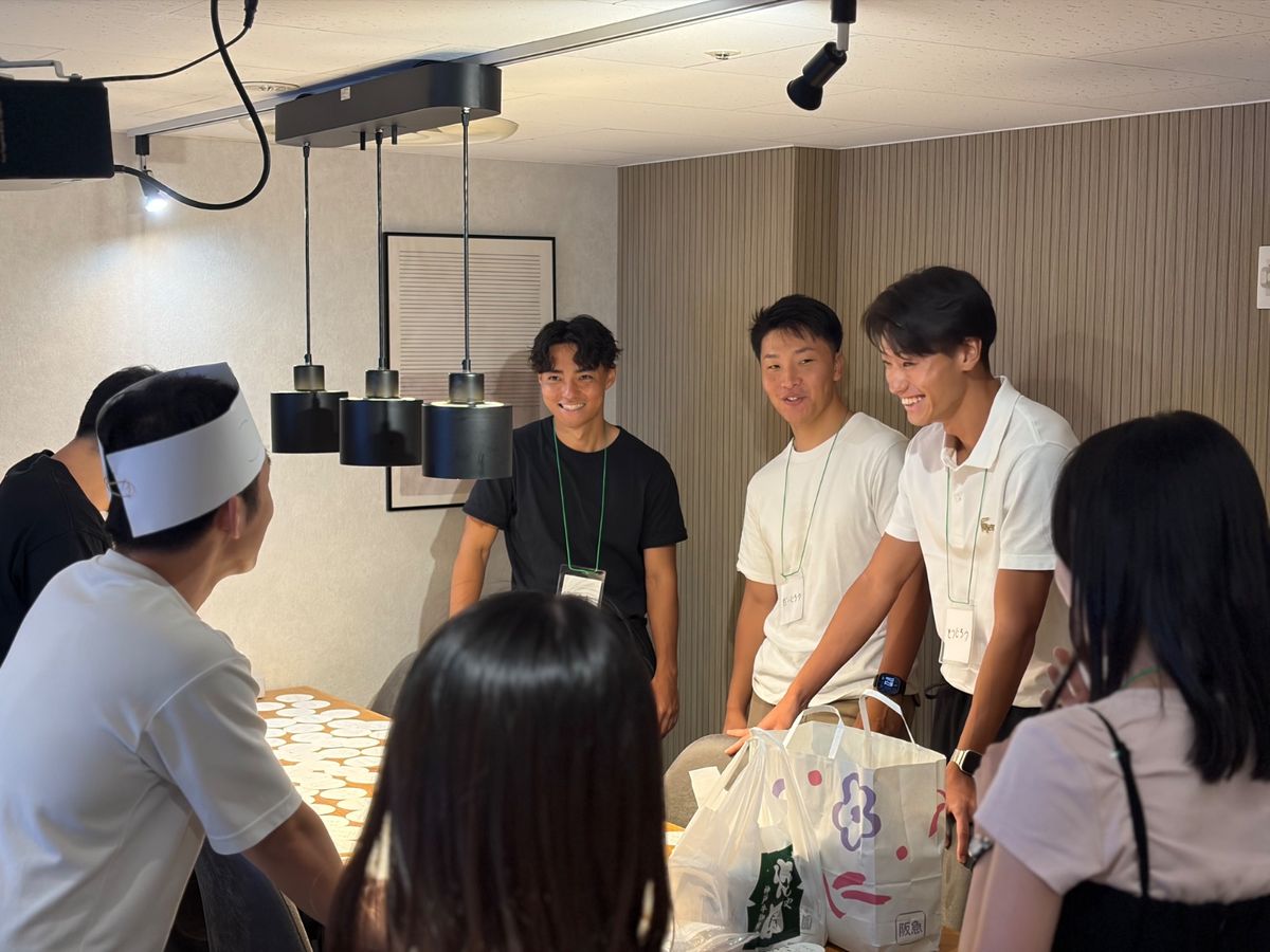 会場で談笑する参加者たち