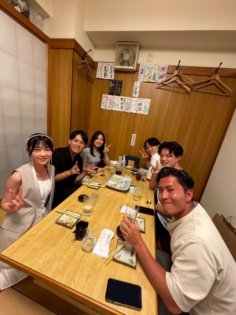 座敷に集まった参加者たちの集合写真